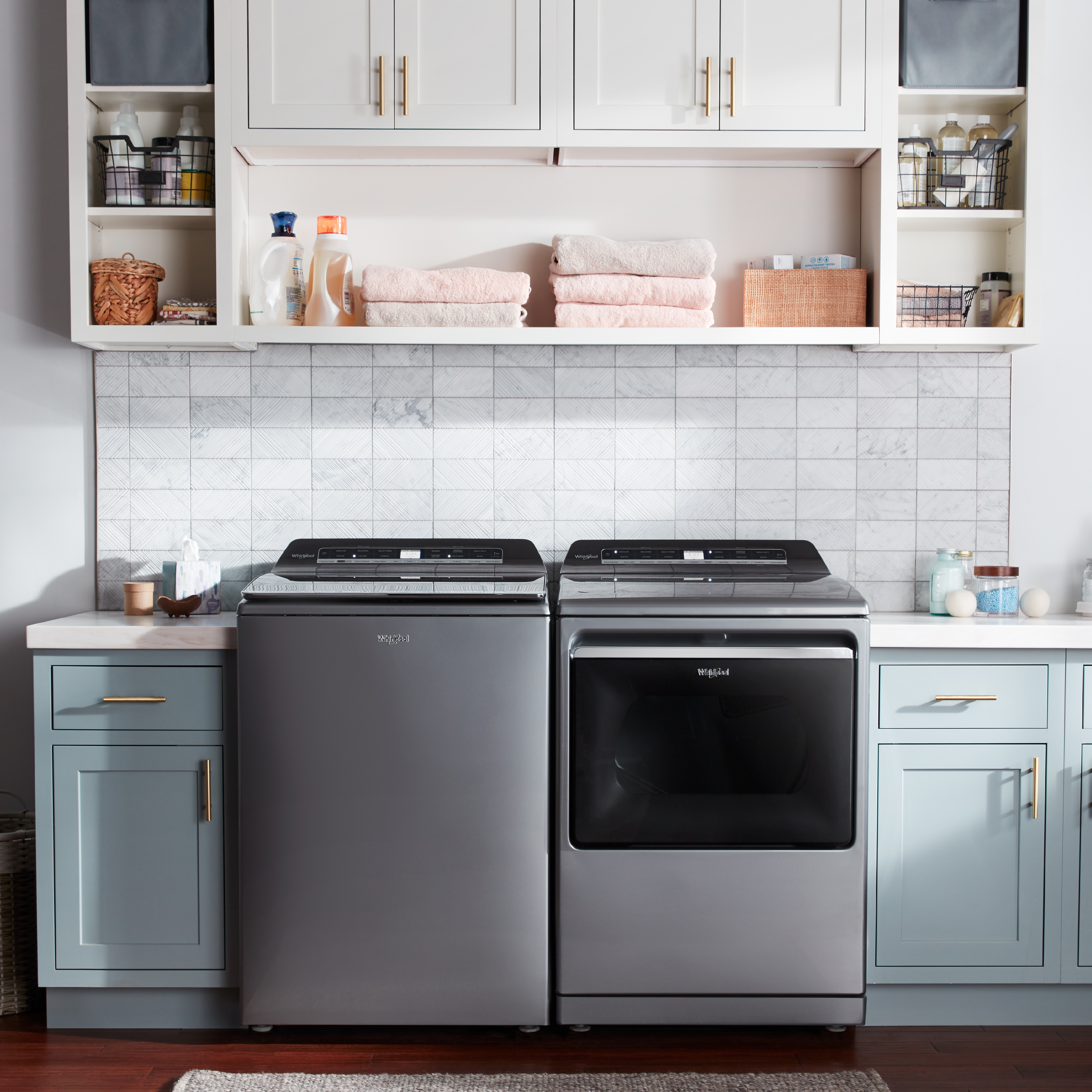 Nevecón 4 puertas Whirlpool con espacios adaptable y anaqueles convertibles de refrigerador a congelador.